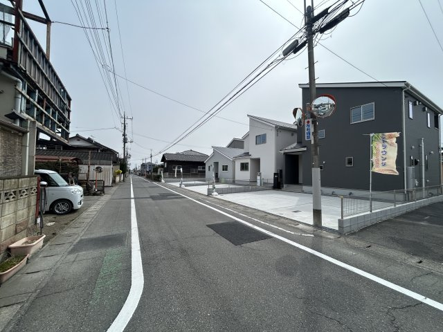 新築　桐生市相生町二丁目24-1期　LIGNAGE　2号棟　の前面道路含む現地写真|北側接道幅員約6.2ｍ	