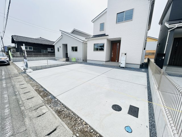 新築　桐生市相生町二丁目24-1期　LIGNAGE　2号棟　の駐車場|　駐車スペースは並列3台分可能です！
