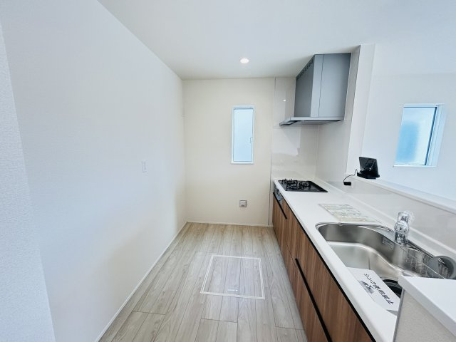 新築　桐生市相生町二丁目24-1期　LIGNAGE　2号棟　のキッチン|　間口2550ｍｍで作業スペースも広々！換気扇も汚れが付きにくくお掃除がし易い設計です♪
