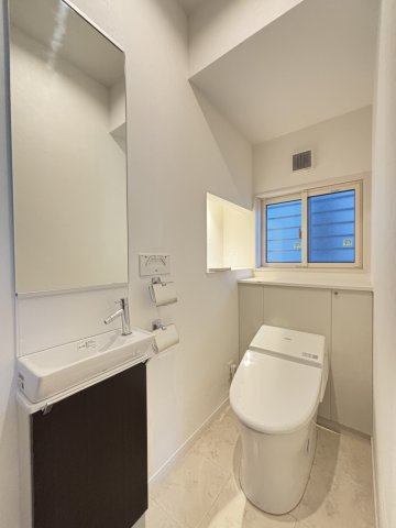 【トイレ】 | 南区高宮2丁目　戸建て | TOTO製タンクレストイレ。手洗いスペースあり