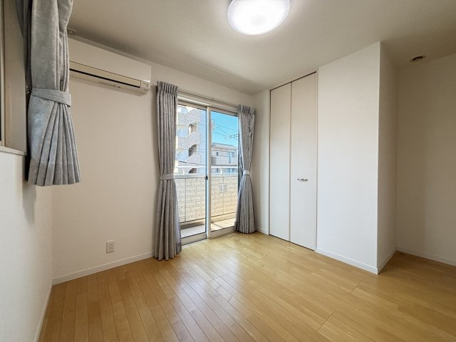 【洋室】 | 南区高宮2丁目　戸建て | 居室は照明・エアコンつき