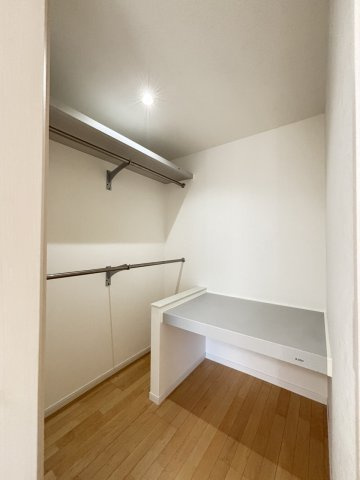 【収納】 | 南区高宮2丁目　戸建て | WICはパイプハンガーと仕切り台があり、使いやすくなっています