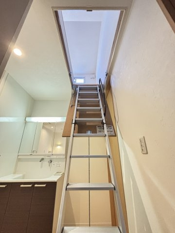 【収納】 | 南区高宮2丁目　戸建て | 2階の廊下から屋根裏収納に上がることができます