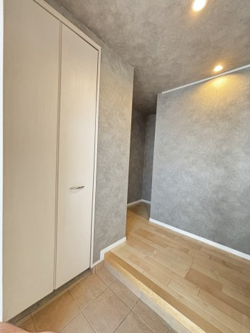 【玄関】 | 南区高宮2丁目　戸建て | 玄関にはシューズクローゼットもあり