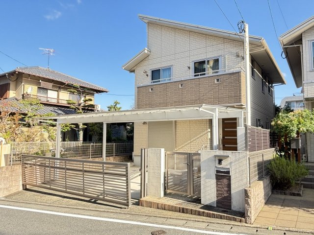 【外観】 | 南区高宮2丁目　戸建て | 2014年築、軽量鉄骨造4LDK+屋根裏収納【太陽光発電】【駐車2台可、電気自動車コンセントあり】