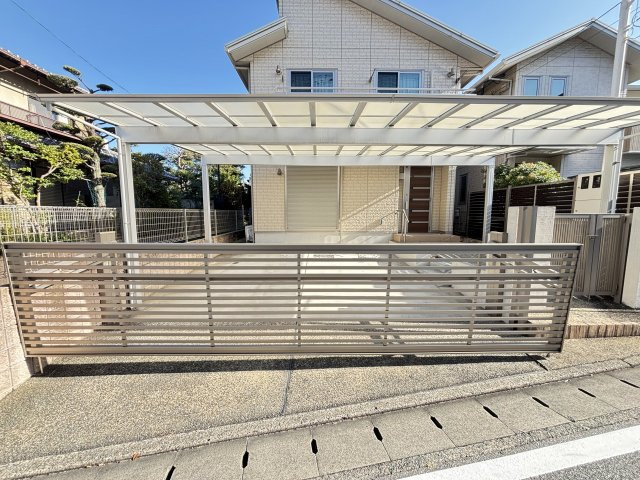 【駐車場】 | 南区高宮2丁目　戸建て | 駐車スペースは電動ガレージつき。電気自動車コンセント有