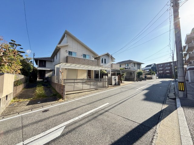 【前面道路含む現地写真】 | 南区高宮2丁目　戸建て | 前面道路は幅7m超あるので、大型車の駐車もスムースです