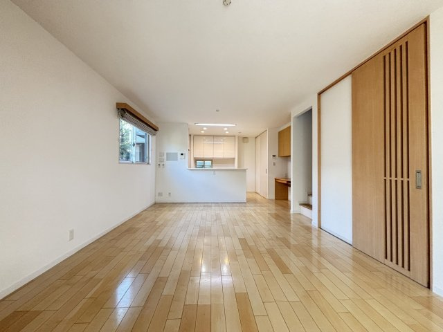 【居間・リビング】 | 南区高宮2丁目　戸建て | 約19帖あるLDKにはガス床暖房があり冬も快適に過ごせます