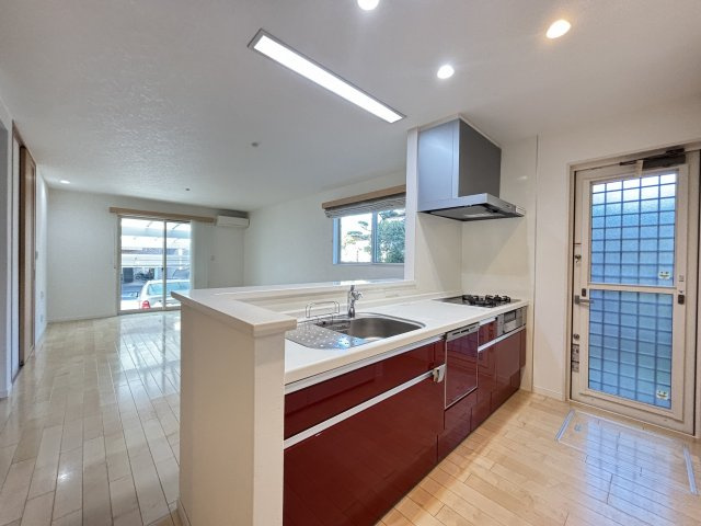 【キッチン】 | 南区高宮2丁目　戸建て | キッチンはワイド幅で作業スペースも多く、勝手口があり便利です