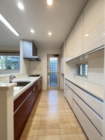 【キッチン】 | 南区高宮2丁目　戸建て | キッチン背面には造り付け収納あり。キッチン家電スペースも十分あります