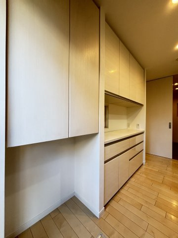 【キッチン】 | 南区高宮2丁目　戸建て | キッチン背面には造り付け収納あり。キッチン家電スペースも十分あります