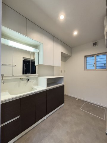 【独立洗面台】 | 南区高宮2丁目　戸建て | 洗面スペースは収納も充実。ドラム式洗濯機を置けるスペースあり