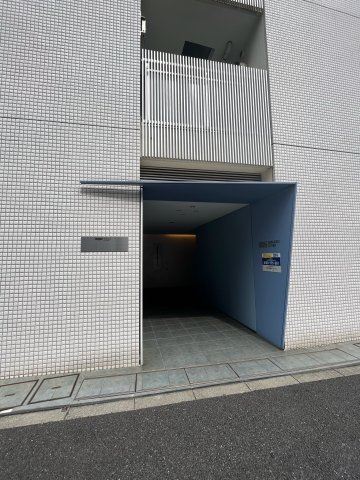 プラウドフラット新宿御苑のエントランス