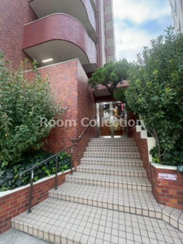 薬王寺ニューハイツのエントランス