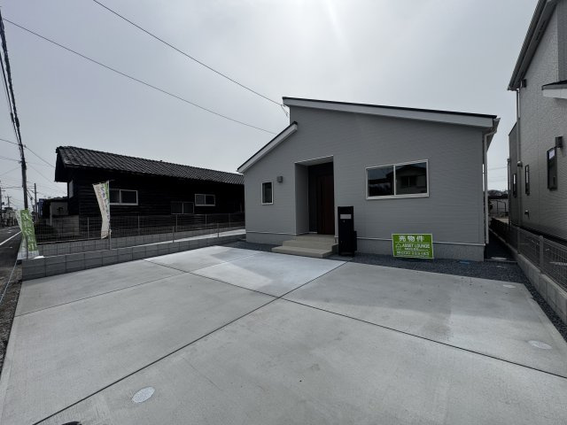 新築　桐生市相生町二丁目24-1期　LIGNAGE　3号棟　の駐車場|現地写真　駐車スペースは並列3台分可能です！
