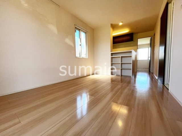 シャイン・カワナベの居間・リビング|綺麗な角部屋のリビングです☆