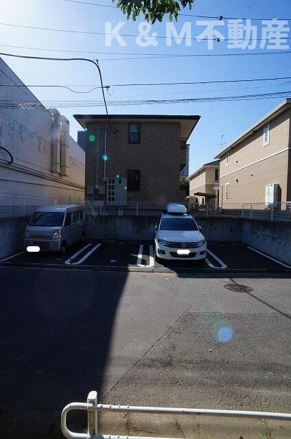 クレメント・リヴァー　Ａ棟の駐車場| 