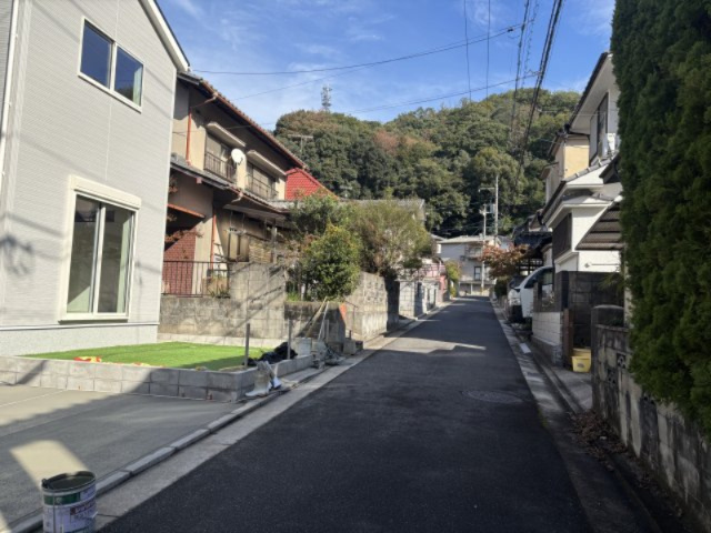 広島西区己斐大迫1丁目第1期の前面道路含む現地写真|閑静な住宅地です。