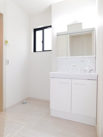 名古屋市瑞穂区萩山町２丁目の新築一戸建の独立洗面台|◇洗面脱衣室◇　　三面鏡シャンプードレッサー♪