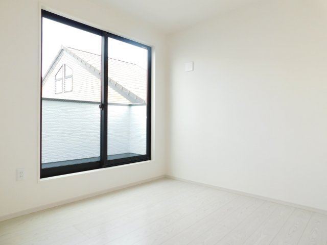 名古屋市瑞穂区萩山町２丁目の新築一戸建の洋室|◇３階洋室◇　　明るい洋室４．５帖　収納完備！　バルコニー付き♪