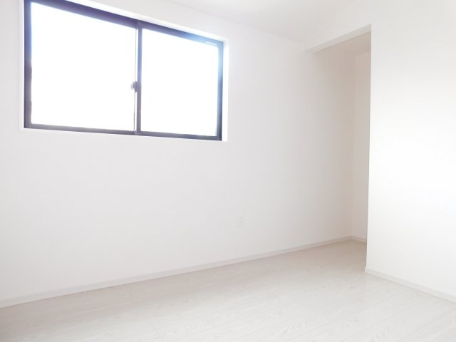 名古屋市瑞穂区萩山町２丁目の新築一戸建の洋室|◇３階洋室◇　　明るい洋室５．０帖　収納完備！