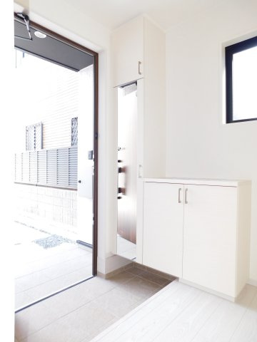 名古屋市瑞穂区萩山町２丁目の新築一戸建の玄関|◇玄関収納◇　　家族の履物がしっかり収納できるミラー付玄関収納♪　玄関にはシューズインクローク完備！　