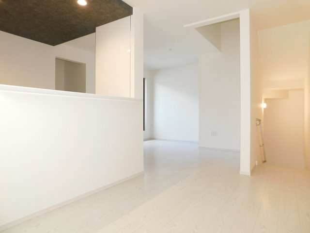 名古屋市瑞穂区萩山町２丁目の新築一戸建の居間・リビング|◇リビング◇　　明るいリビング１５．６帖　おしゃれな折下天井のフラットキッチン♪