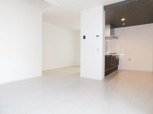 名古屋市瑞穂区萩山町２丁目の新築一戸建の居間・リビング|◇リビング◇　　明るいリビング１５．６帖　開放的な空間を演出する吹抜のあるリビング♪