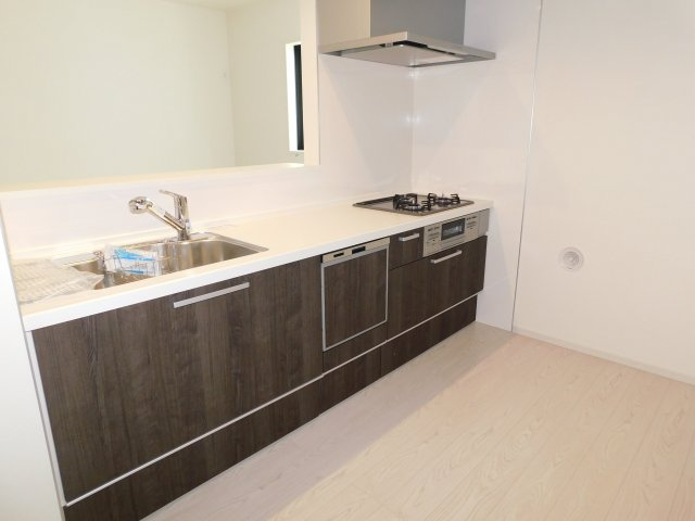 名古屋市瑞穂区萩山町２丁目の新築一戸建のキッチン|◇キッチン◇　　人気の対面式・人造大理石カウンターキッチン・食洗機・浄水器一体型水栓・静音仕様シンク・薄型換気扇・Ｓｉセンサーコンロ（３口）