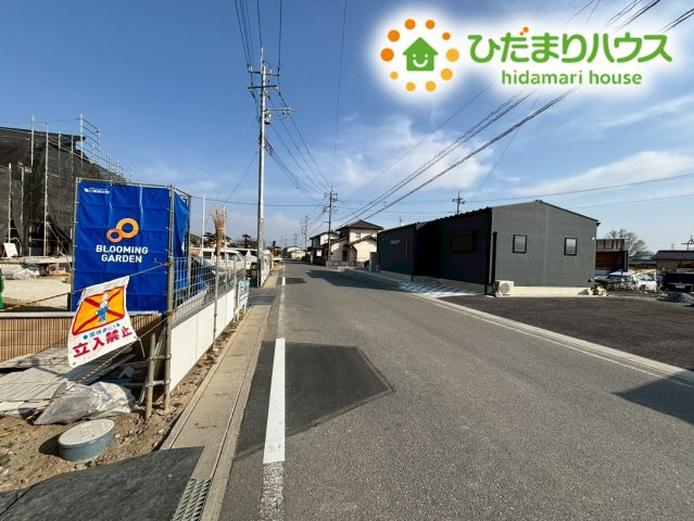 本庄市児玉町児玉　新築一戸建て　ブルーミングガーデン　01の前面道路含む現地写真