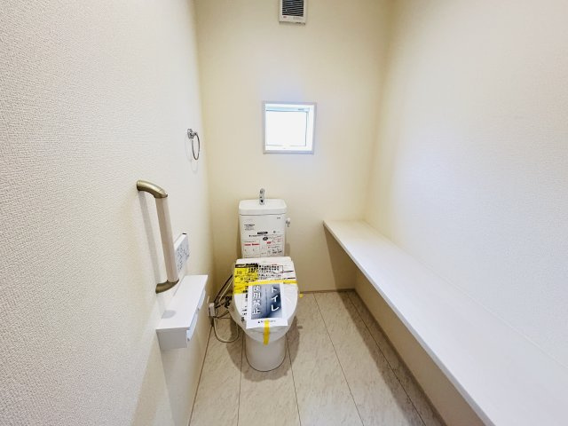 新築　みどり市大間々町大間々全3棟　Blooming　Garden　1号棟のトイレ|現地写真　節水タイプのウォシュレット付きトイレ、水道料節約に一役買います！							
