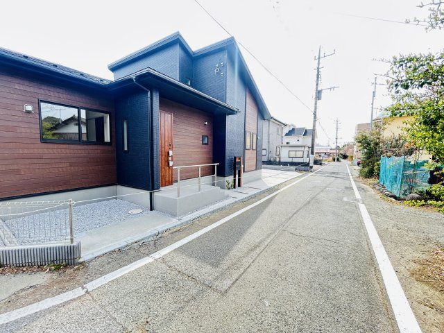 新築　みどり市大間々町大間々全3棟　Blooming　Garden　1号棟の前面道路含む現地写真|現地写真　北側接道幅員約6.2ｍ　西側接道幅員約4.2ｍ