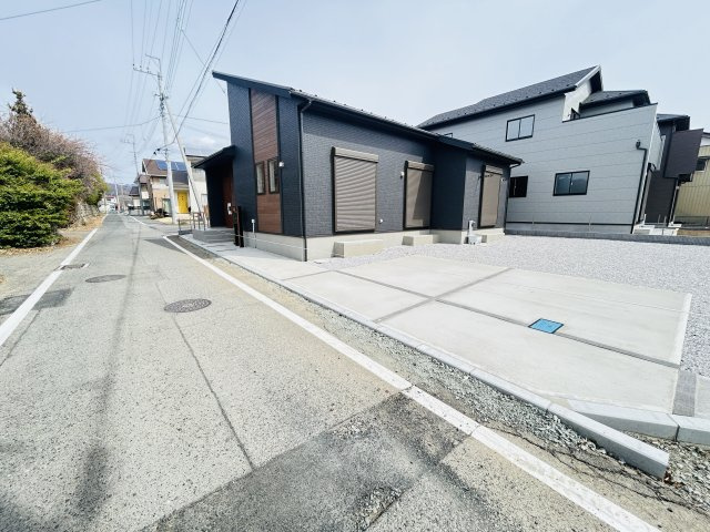新築　みどり市大間々町大間々全3棟　Blooming　Garden　1号棟の駐車場|現地写真　駐車スペースは並列2台+1台分可能です！
