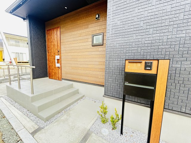 新築　みどり市大間々町大間々全3棟　Blooming　Garden　1号棟の玄関|現地写真　TVモニター付きドアホンでセキュリティも安心です！
