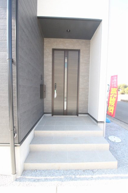 小山市城西　2期　1号棟の玄関|重厚感のある玄関ドアが住まいの第一印象を引き立てます！屋根付きで雨の日も安心して出入りできる造りです。