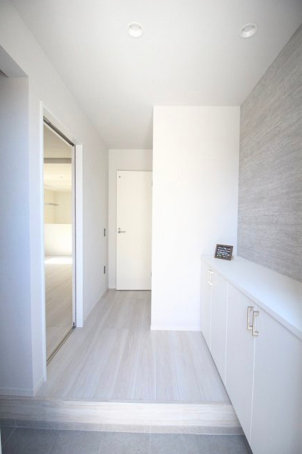 小山市城西　2期　1号棟の玄関|玄関ホールはゆとりある広さで、開放感のある空間です！明るく清潔感があり、ご家族や来客を気持ちよく迎えられます。