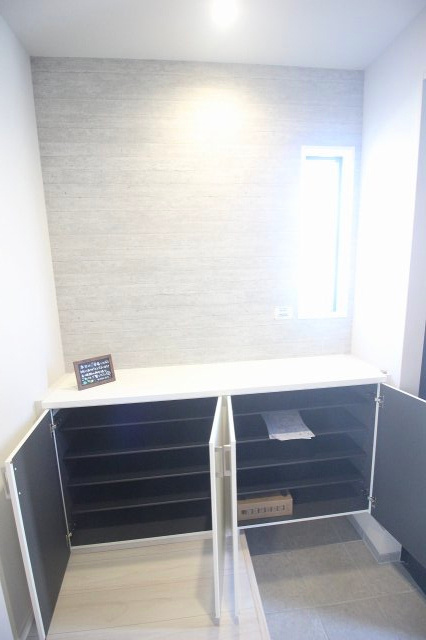 小山市城西　2期　1号棟の玄関|大容量のシューズボックス付きで、ご家族分の靴もすっきり収納できます！棚の高さも調整でき、使い勝手の良い設計です。