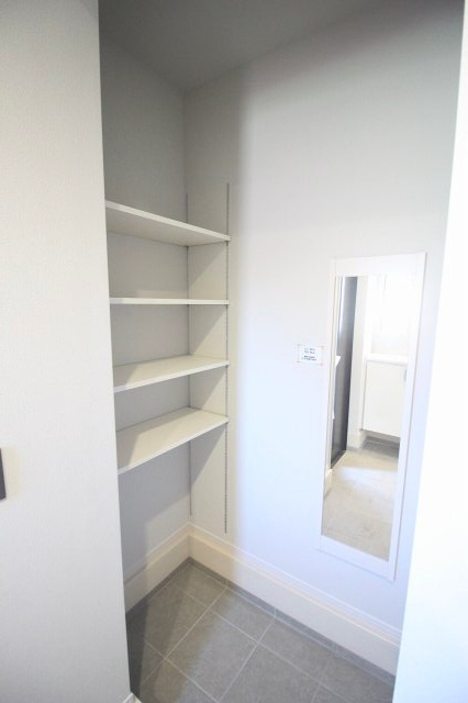 小山市城西　2期　1号棟の玄関|玄関横にはシューズクロークを完備！靴はもちろん、ベビーカーやアウトドア用品も収納でき、玄関まわりをすっきり保てます。