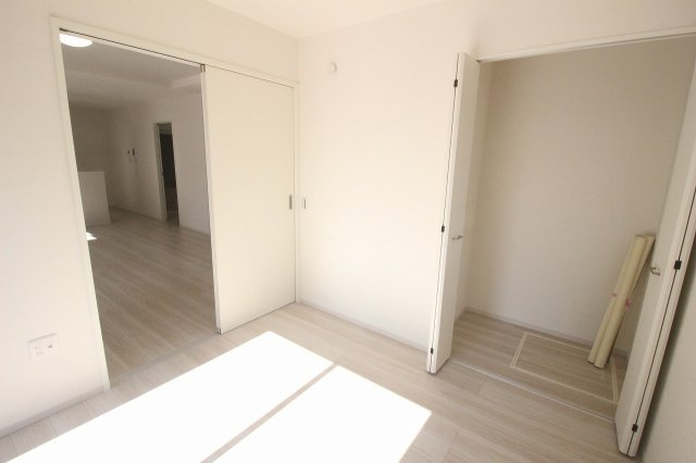 小山市城西　2期　1号棟の洋室|収納付きでお部屋をすっきり使えます！リビングと隣接しているので、客間やお子様のお部屋にも便利です！