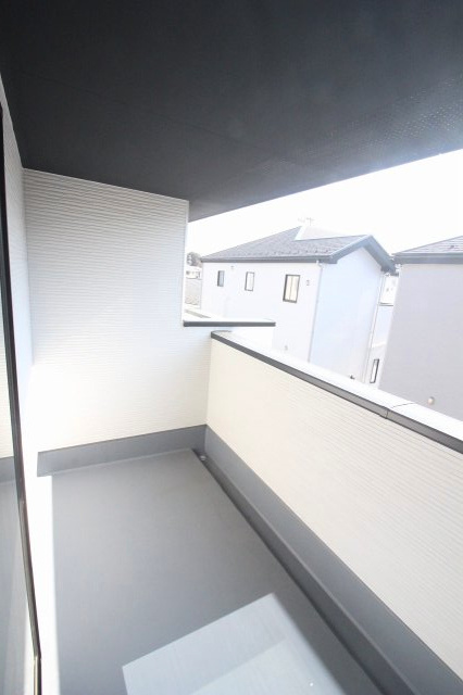 小山市城西　2期　1号棟のバルコニー|2階西側8.4帖洋室のバルコニー。陽当たり良好で開放感があり、洗濯物も気持ちよく乾かせる嬉しいスペースです！