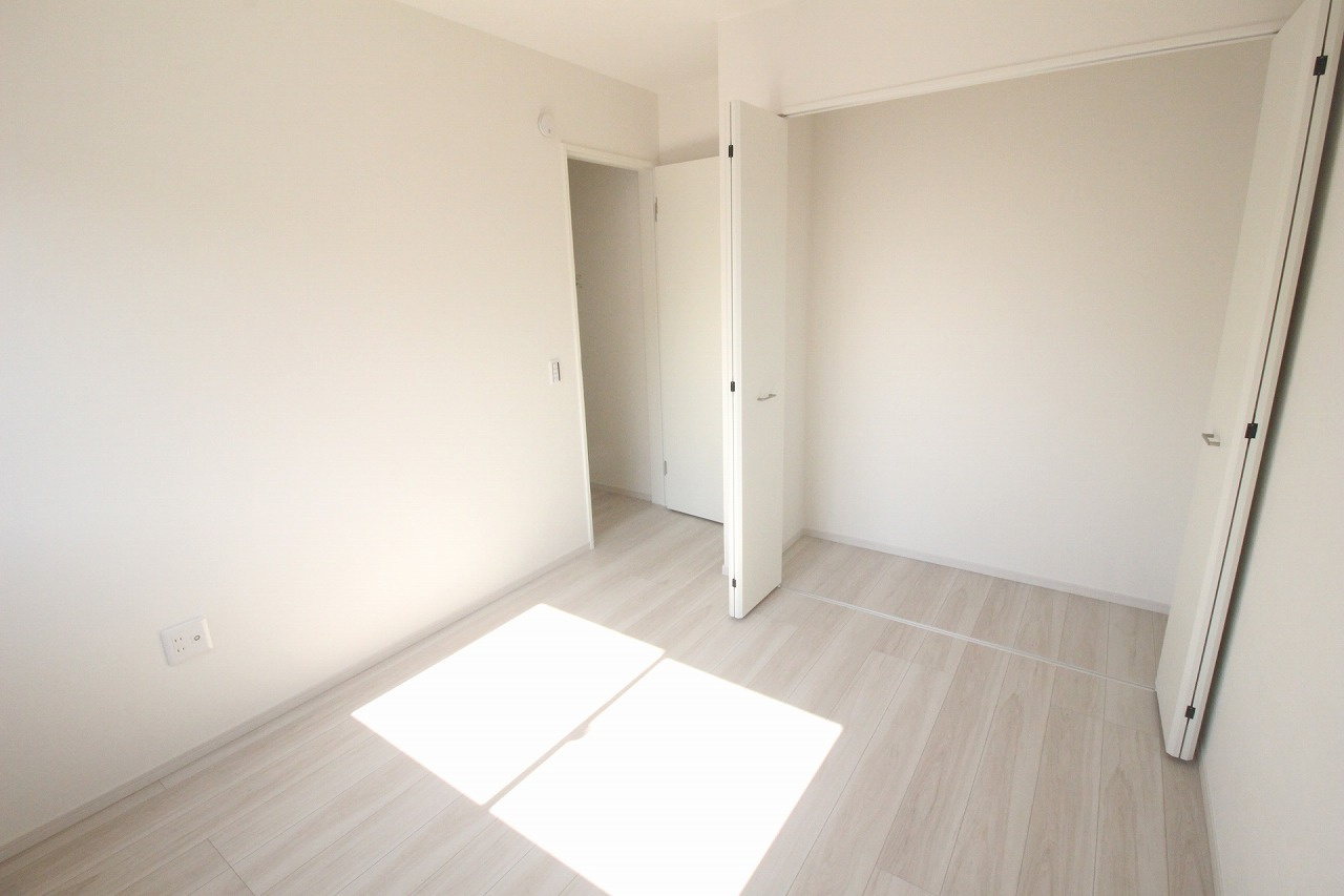 小山市城西　2期　1号棟の子供部屋|2階東側5.2帖洋室。クローゼット付きで収納も確保されており、子ども部屋や書斎など幅広く活用できる使いやすい空間です！
