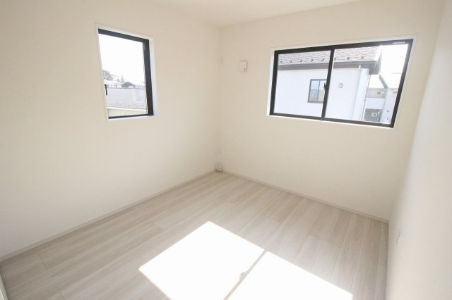 小山市城西　2期　1号棟の子供部屋|2面採光で明るく風通しも良好！快適に過ごせる居室で、毎日の暮らしを心地よくサポートします！