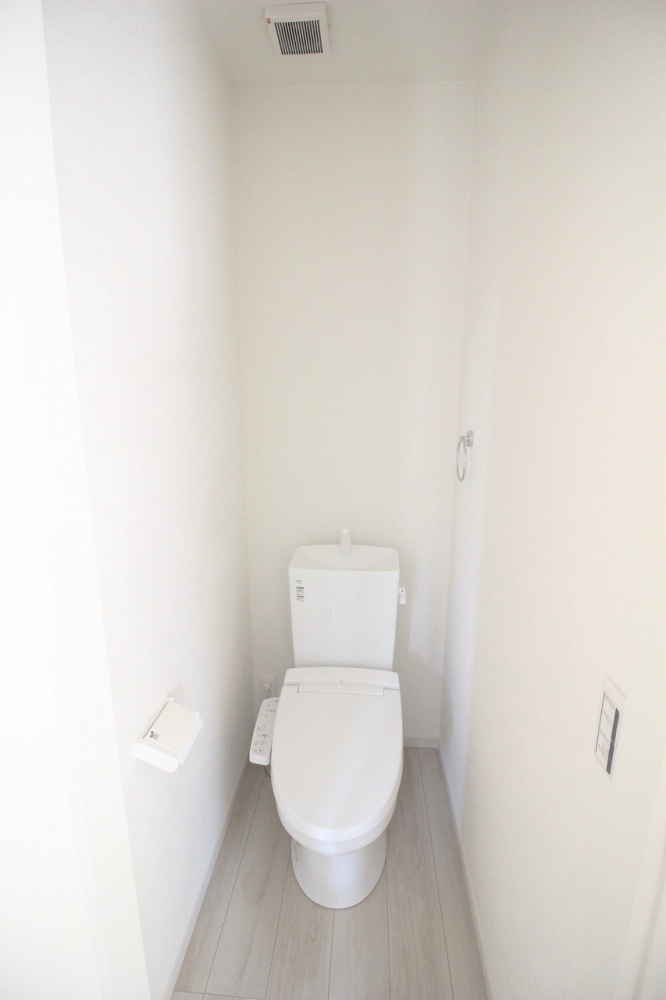 小山市城西　2期　1号棟のトイレ|2階にもトイレが設けられており、忙しい朝の時間帯にも便利です！各階にあることで、ご家族の生活動線をサポートします。