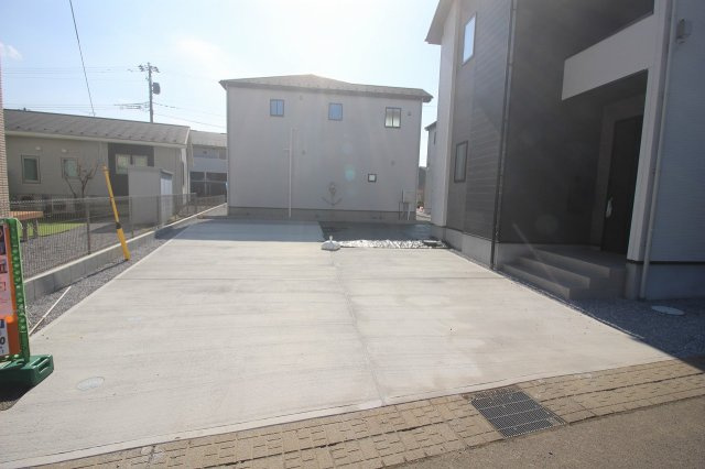 小山市城西　2期　1号棟の駐車場|並列で複数台駐車可能なゆとりのある駐車スペース！コンクリート施工済みで、お車の出し入れや日々の管理もスムーズです。