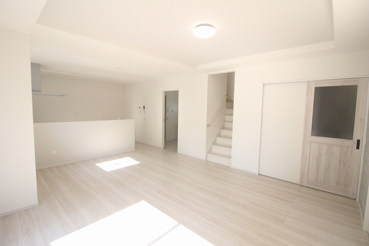 小山市城西　2期　1号棟の居間・リビング|1階LDK19帖は開放感あふれる広々とした空間です！対面キッチンでご家族との会話も楽しめ、明るく心地よく過ごせます。