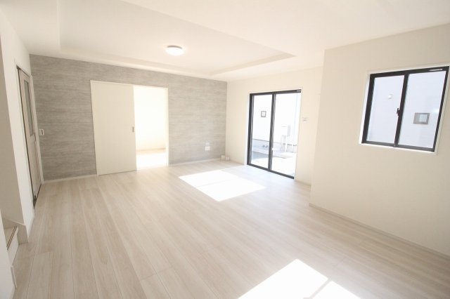 小山市城西　2期　1号棟の居間・リビング|1階LDK19帖は大きな窓から光が差し込み、明るいリビング空間です！隣接する洋室との行き来もしやすく、使い勝手の良い間取りです。