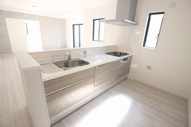 小山市城西　2期　1号棟のキッチン|対面式のシステムキッチンは作業スペースも広く、使いやすい設計です！リビングを見渡せる配置で、ご家族との時間も大切にできます。