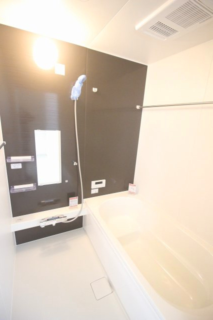 小山市城西　2期　1号棟の浴室|落ち着いたアクセントパネルがおしゃれな浴室です！浴室乾燥機付きで雨の日の洗濯にも便利。毎日のバスタイムを快適に過ごせます。