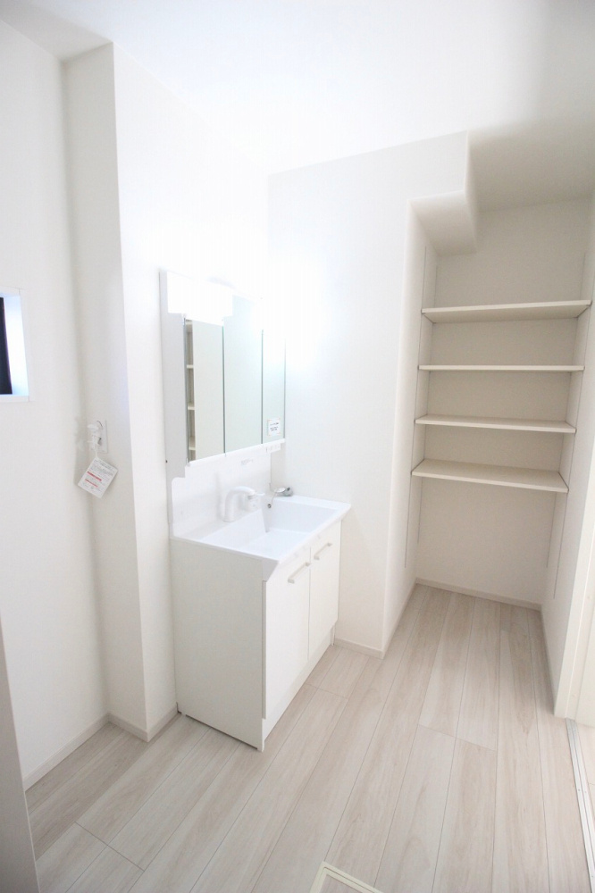 小山市城西　2期　1号棟の脱衣所|脱衣所には可動棚が設けられており、タオルや洗剤などを整理して収納できます！洗濯機置場もあり、使い勝手の良い空間です。