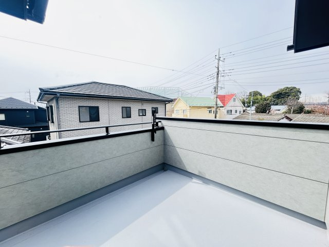 新築　みどり市大間々町大間々全3棟　Blooming　Garden　2号棟のバルコニー|現地写真　日当たりの良い広々バルコニー！どのお部屋からも行き来できます。							
								
